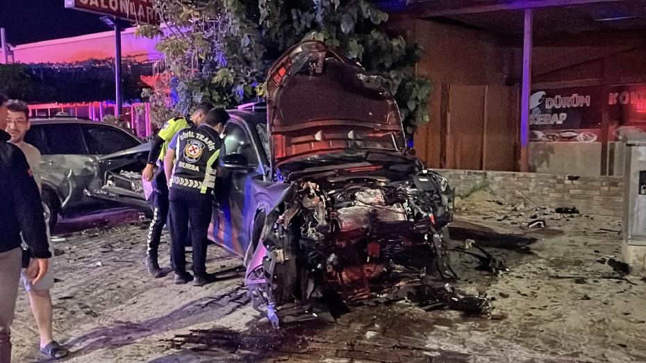İki otomobil kafa kafaya çarpıştı. İki kişi öldü, iki yaralı