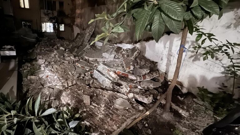 Fatih’te tarihi binaya bitişik istinat duvarı çöktü