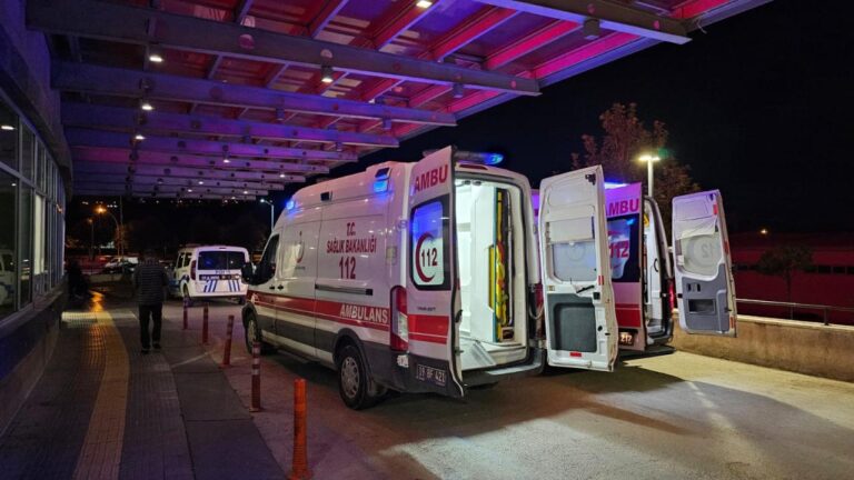 Hafif ticari araç bariyere çarpıp su kanalına girdi: 1 kişi hayatını kaybetti, 2 kişi yaralandı