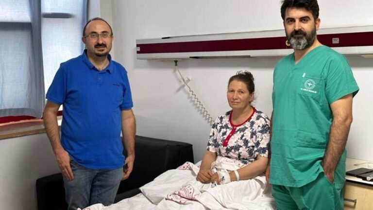 Kalın bağırsak kanseri hastası, kesisiz ameliyatla sağlığına kavuştu.