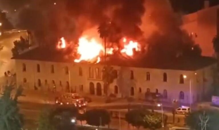 Tarihi Mersin Halk Kütüphanesi alevlere teslim oldu – Son Dakika Türkiye Haberleri