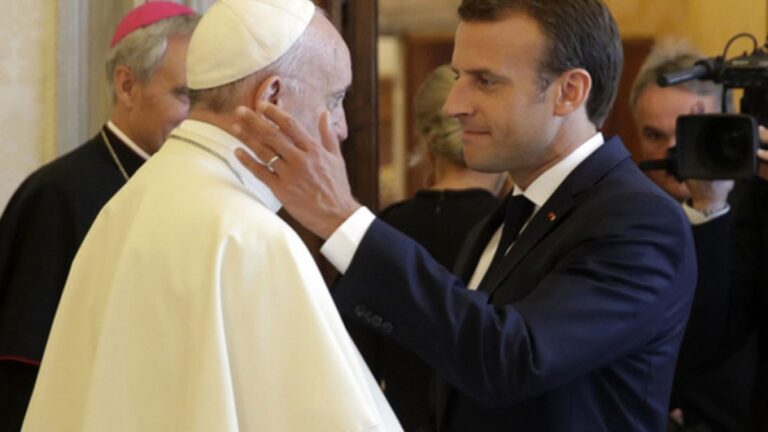 Papa Francis’in ardından: Emmanuel Macron ile karmaşık bir ilişkinin hikayesi