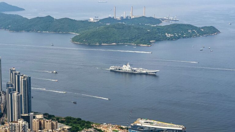 Çin’in ilk yerli yapım uçak gemisi Hong Kong’u ziyaret etti