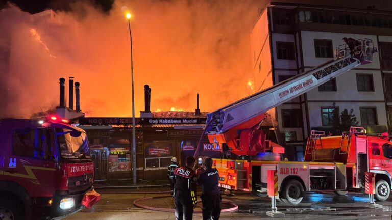 Erzurum’da restoranda çıkan yangın evlere ve otele sıçradı
