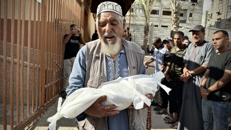 Katil İsrail’in Gazze’ye düzenlediği saldırılarda hayatını kaybedenlerin sayısı 65’e yükseldi