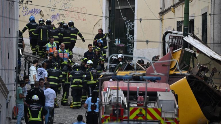 Portekiz’de tramvay raydan çıktı: 15 ölü