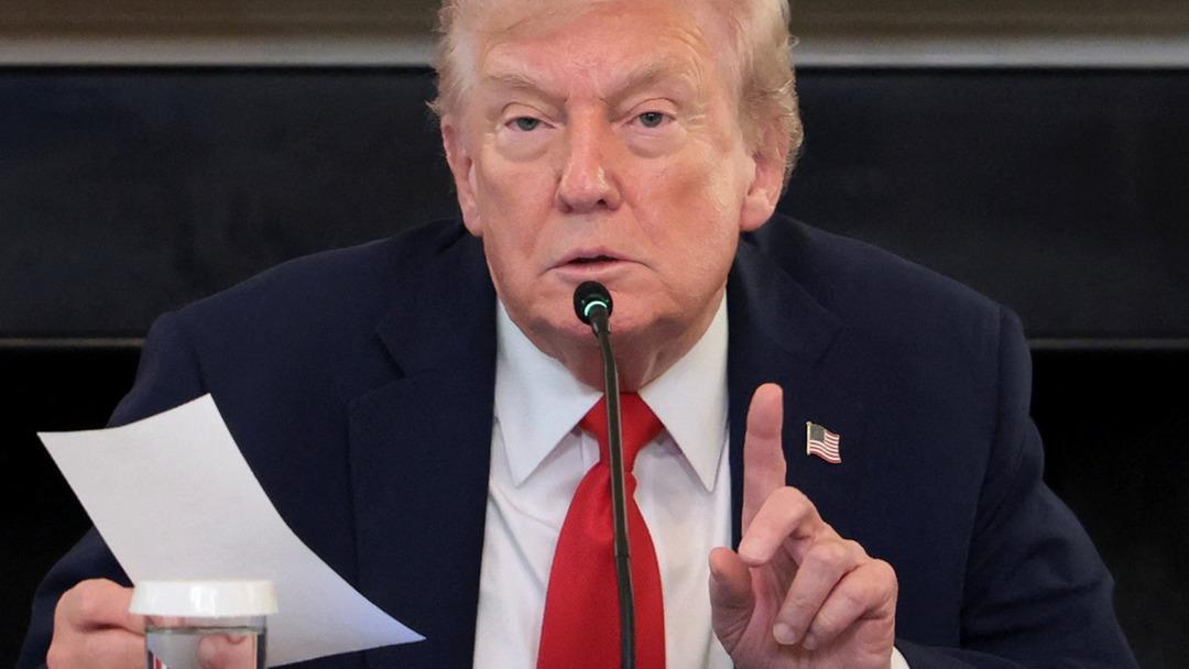 Dünyanın merak ettiği o not! Trump'ın kulağına fısıldadı ve toplantı hemen sona erdi... 2