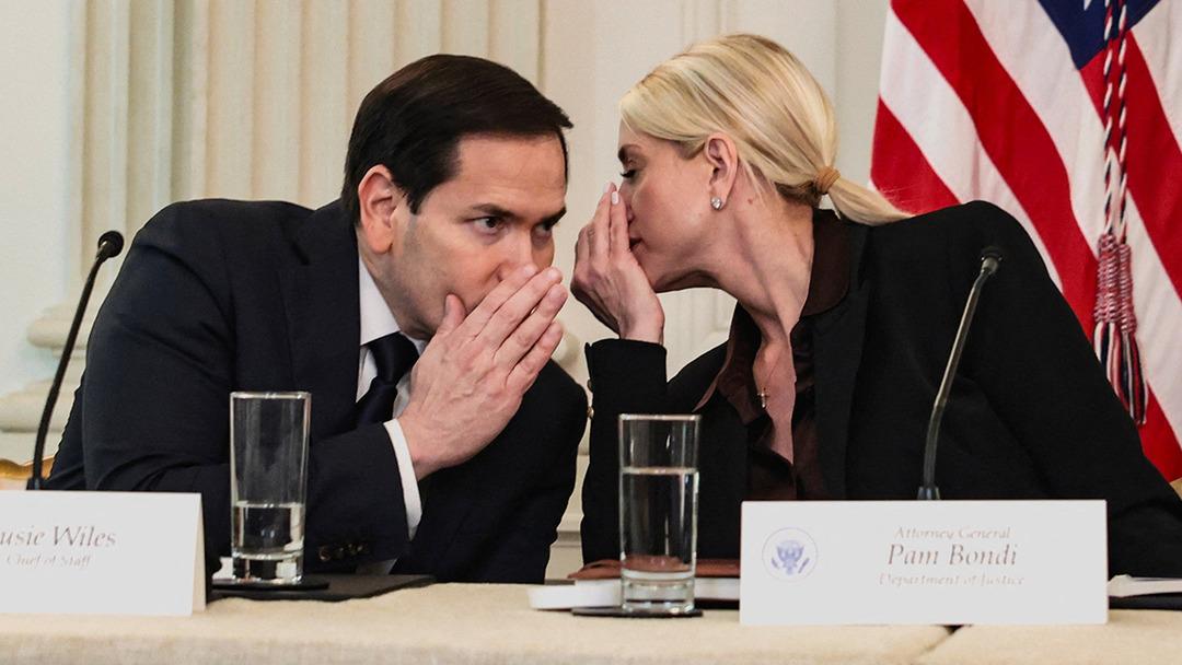 Dünyanın merak ettiği o not! Trump'ın kulağına fısıldadı ve toplantı hemen sona erdi... 3
