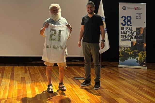 Ünlü isim sahnede açıkladı! “Fenerbahçe’yi bıraktım artık Amedsporluyum”